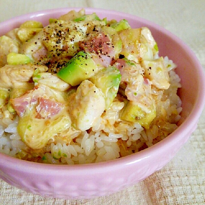 とろーりモッツァレラ❀アボカドとチキンの丼